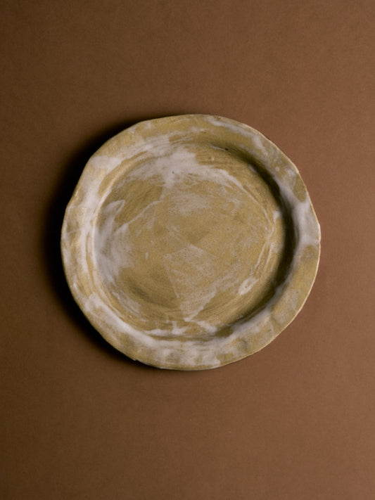 Assiette en grès émaillé réalisée par la céramiste contemporaine Nina Zamzem.