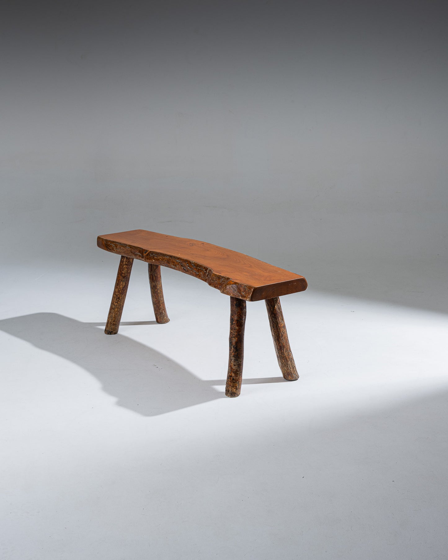 Banc en orme massif, dans le style brutaliste. Rappelant le travail des années 1960. Vernie sur les parties visible. Très bon état, présente quelques sauts de vernis, conforme à l'âge et à l'usage.