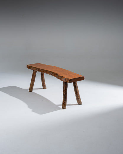 Banc en orme massif, dans le style brutaliste. Rappelant le travail des années 1960. Vernie sur les parties visible. Très bon état, présente quelques sauts de vernis, conforme à l'âge et à l'usage.