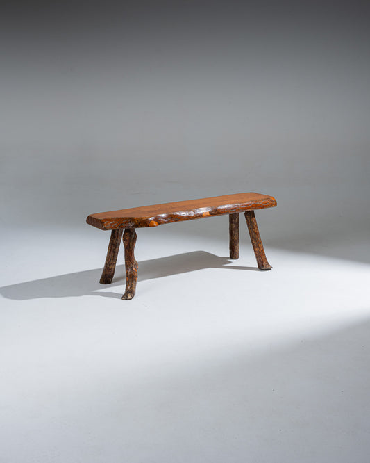 Banc en orme massif, dans le style brutaliste. Rappelant le travail des années 1960. Vernie sur les parties visible. Très bon état, présente quelques sauts de vernis, conforme à l'âge et à l'usage.