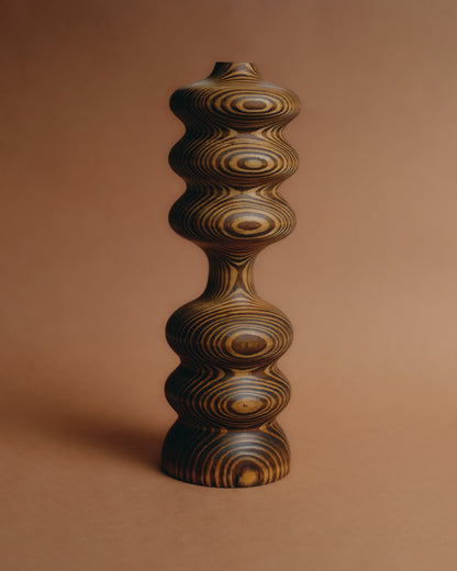Bougeoir en bois tourné, modèle Marcel par Hugo Periesse. Pièce contemporaine à la silhouette sculpturale et organique, travaillée dans une essence veinée révélant des jeux de cercles concentriques. Pièce signée sous la base.