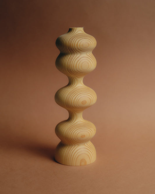 Bougeoir en bois tourné, modèle Marcel par Hugo Periesse. Pièce contemporaine à la silhouette sculpturale et organique, travaillée dans une essence veinée révélant des jeux de cercles concentriques. Pièce signée sous la base.