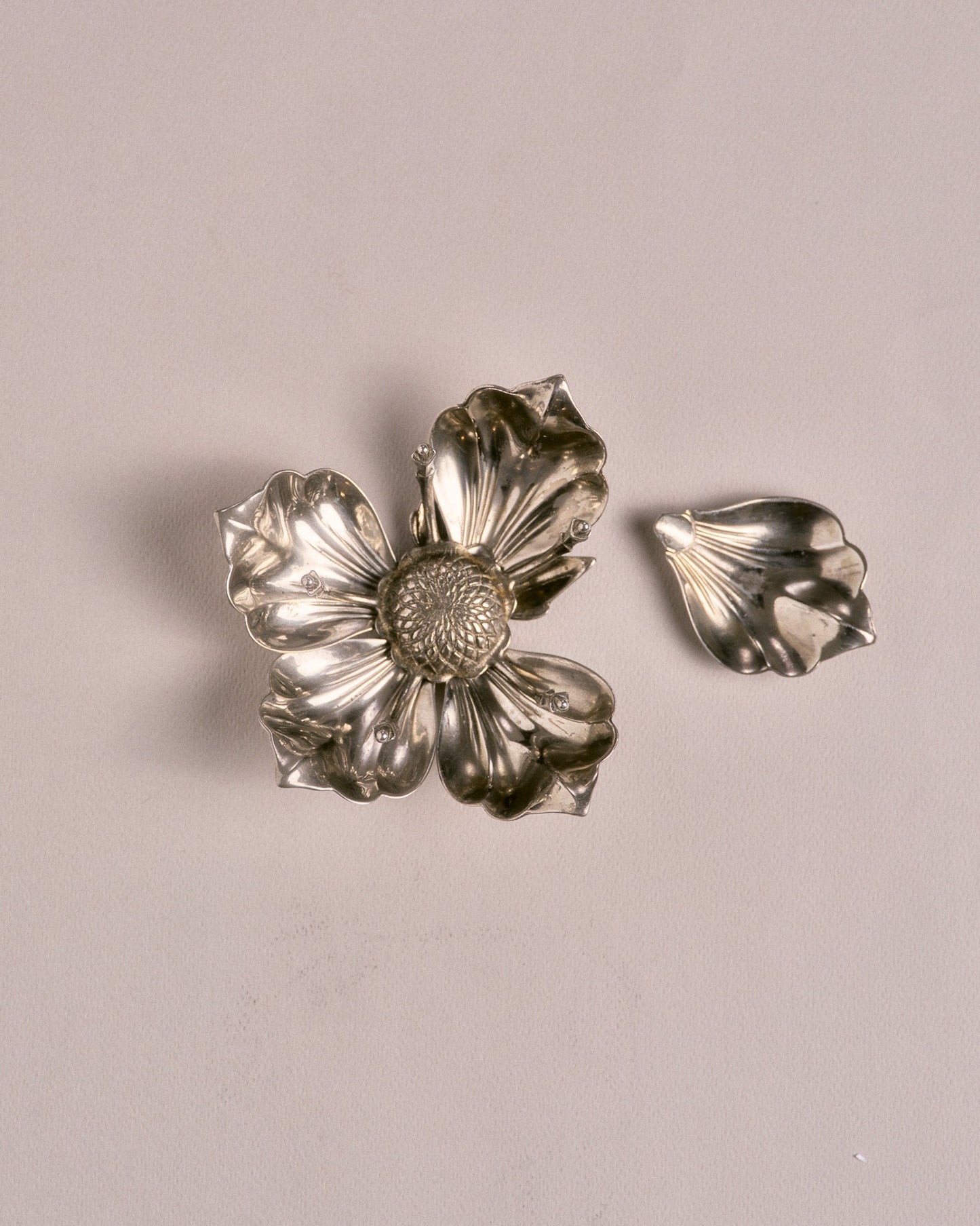 METAL FLOWER ASHTRAY