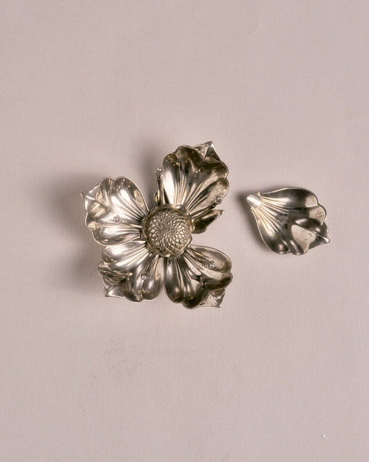 CENDRIER FLEUR EN MÉTAL ARGENTÉ