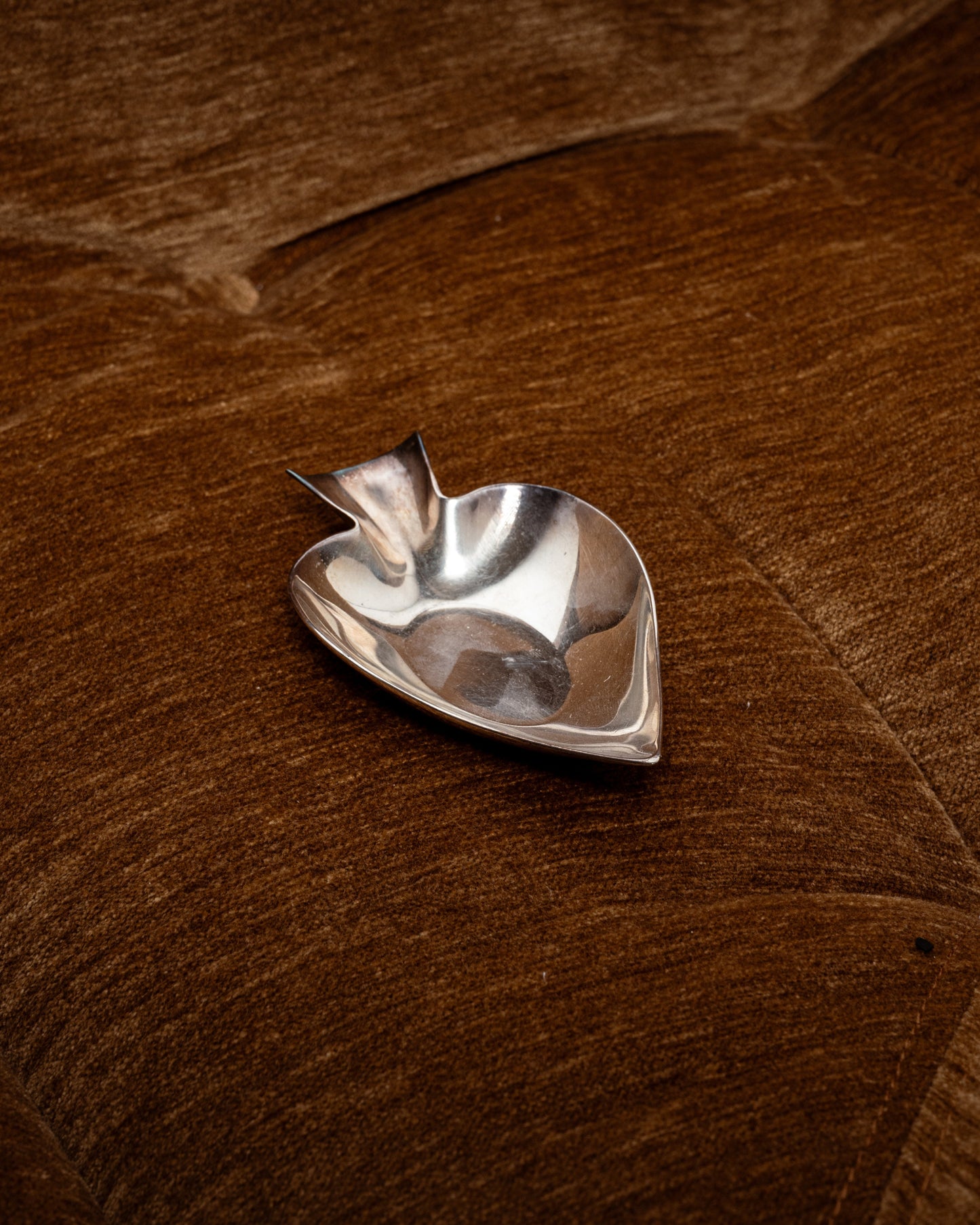 Cendrier en métal plaqué argent en forme de pique façon couleur de carte à jouer. Poinçon visible sous la base. Très bon état.