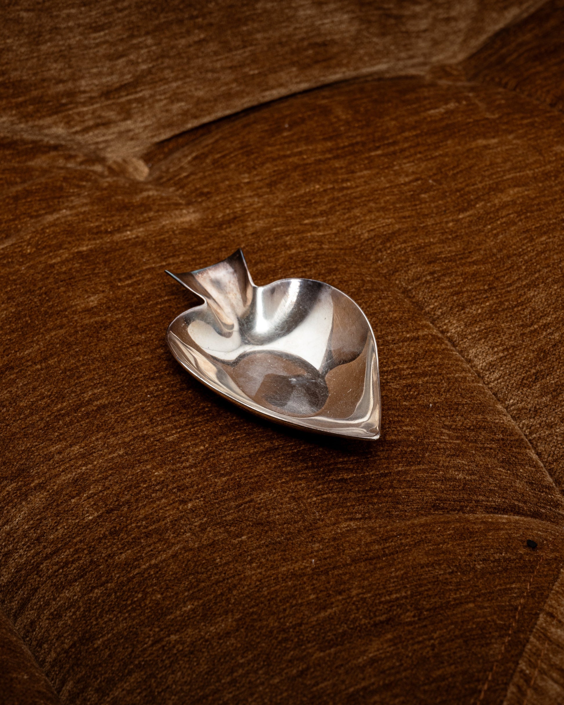 Cendrier en métal plaqué argent en forme de pique façon couleur de carte à jouer. Poinçon visible sous la base. Très bon état.