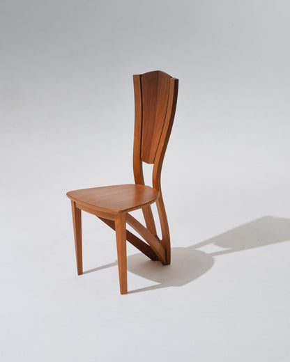 Chaise sculpturale réalisé en orme massif, signature du savoir-faire de la maison Seltz. Le dossier en éventail et les lignes galbées confèrent une allure équilibrée. La teinte miel doré du bois met en valeur le veinage naturel et la chaleur du matériau.
Très bon état général, belle patine du bois.