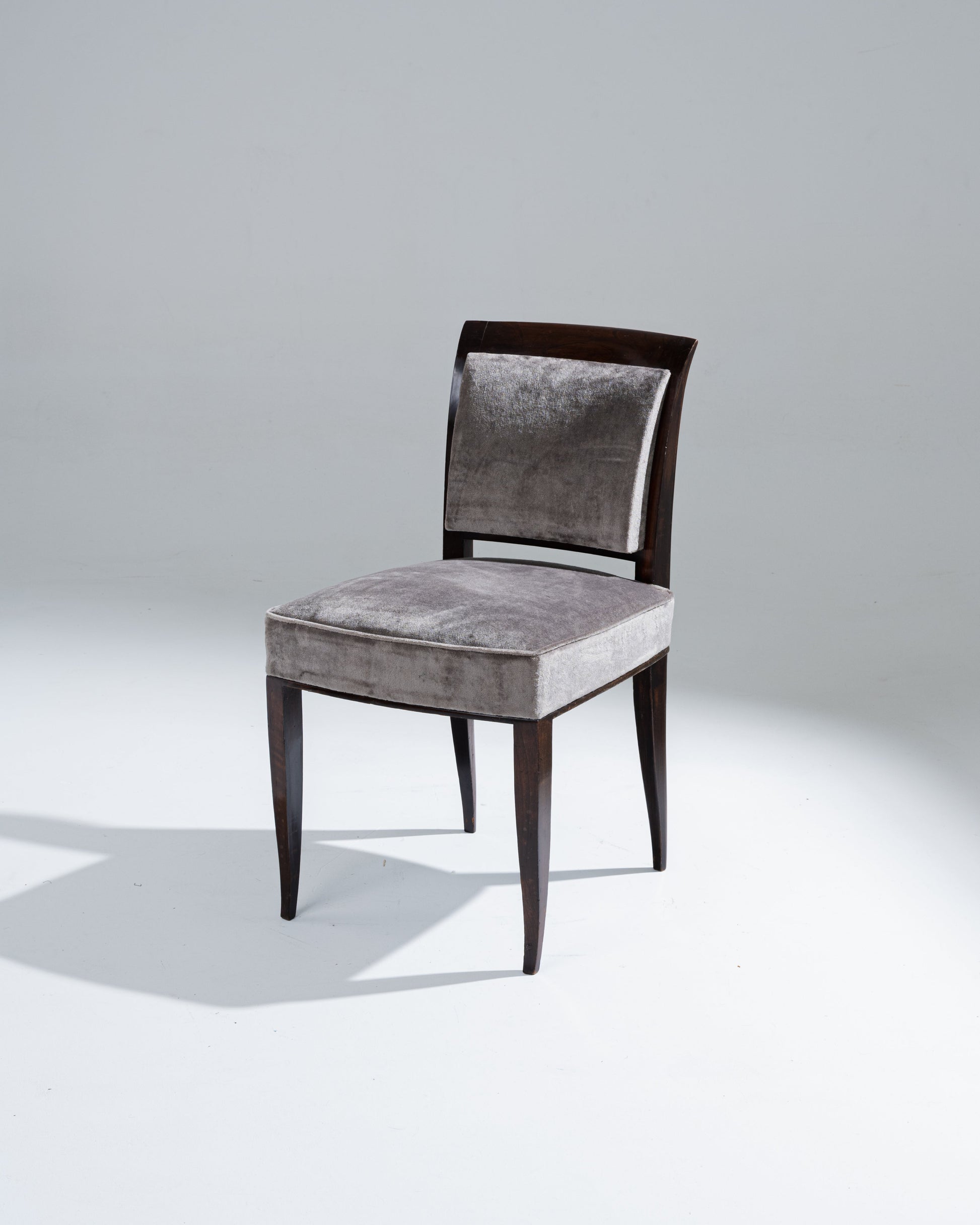 Chaise moderniste attribuée à Alfred Porteneuve (1896-1949), neveu de Jacques-Émile Ruhlmann. Structure en bois foncé, au piètement fuselé et dossier légèrement galbé. Assise et dossier tapissé d'un velours gris. Très bon état.