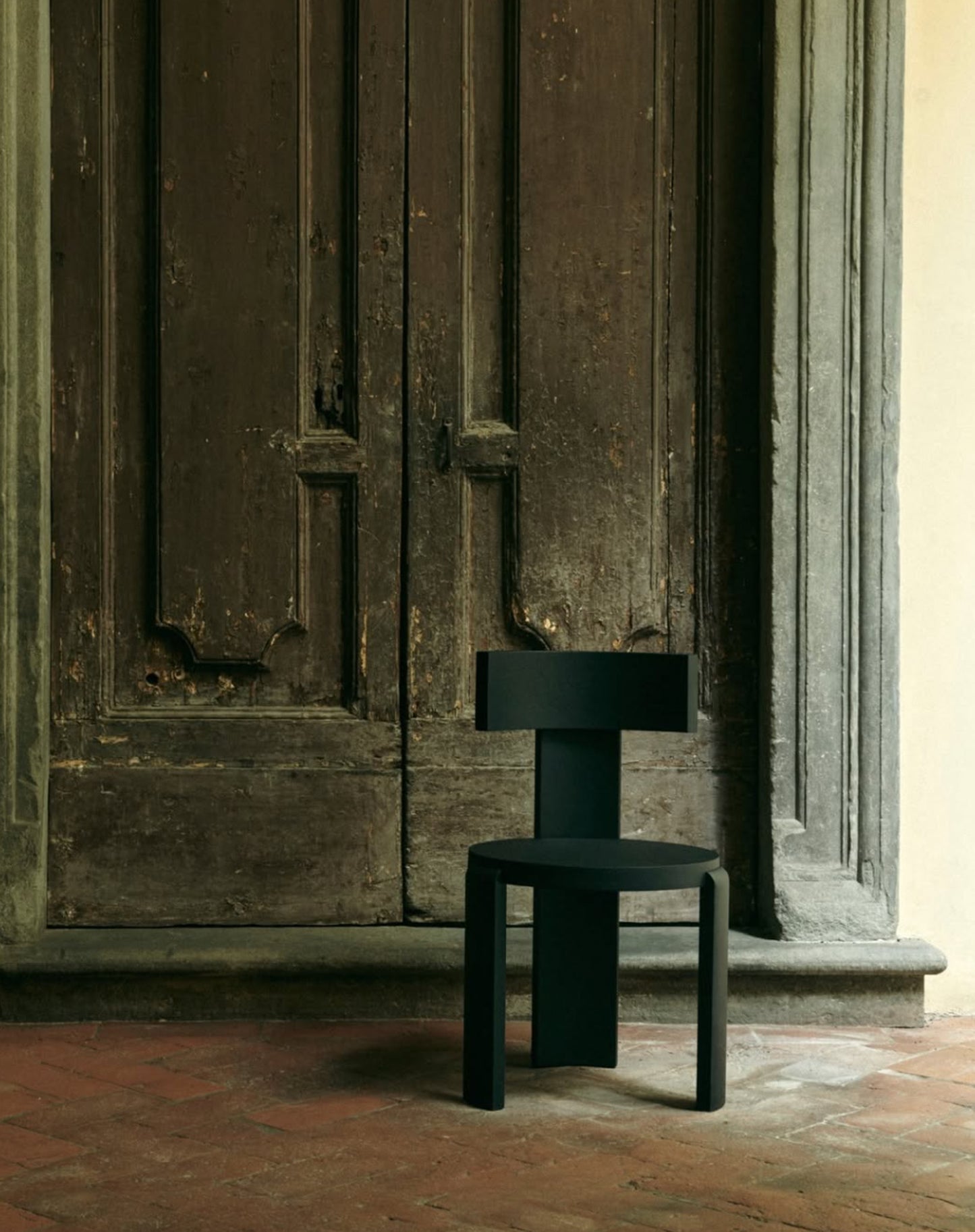 Chaise "Spina" en chêne massif, finition teintée noir, par Louise Roe.&nbsp;
La collection Spina se caractérise par sa structure tripode et son assise circulaire. La pièce centrale, plus large, évoque la colonne vertébrale (spina en latin) et rappelle l’importance d’une posture droite.
Pensée pour la vie de tous les jours et en parfaite harmonie avec les tables "Pillabout", la chaise "Spina" arbore un arrière-dos cintré qui enveloppe l’usager et invite à la détente, alliant esthétique sculpturale et confort