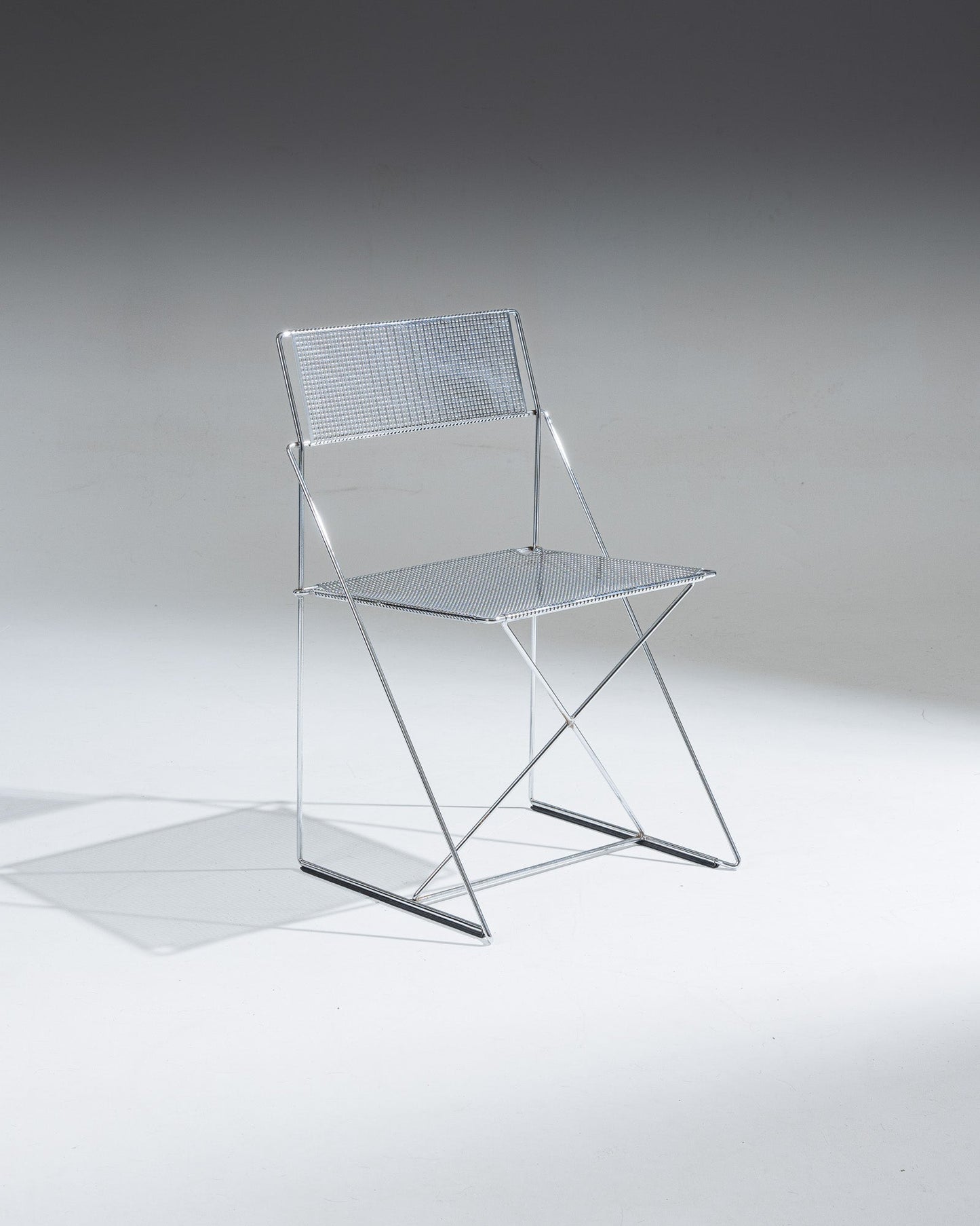 Chaises chromées avec assise et dossier en métal perforé de Niels Jørgen Haugesen pour Magis dans les années 1970. Signée sur le piètement.
Bel état général, présente de légères traces de rouilles sur le piétement et de légères fentes sur l'assise.&nbsp;