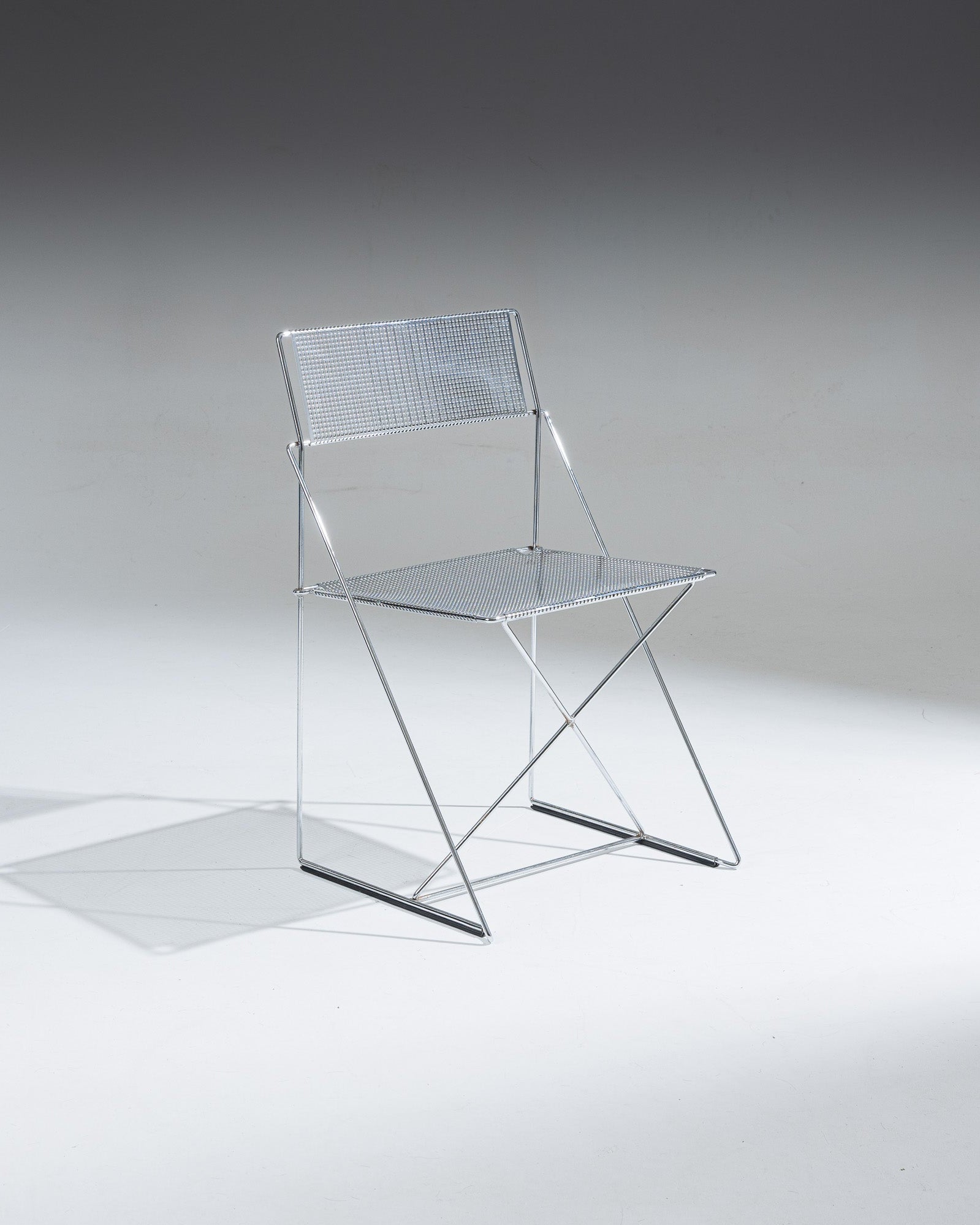 Chaises chromées avec assise et dossier en métal perforé de Niels Jørgen Haugesen pour Magis dans les années 1970. Signée sur le piètement.
Bel état général, présente de légères traces de rouilles sur le piétement et de légères fentes sur l'assise.&nbsp;