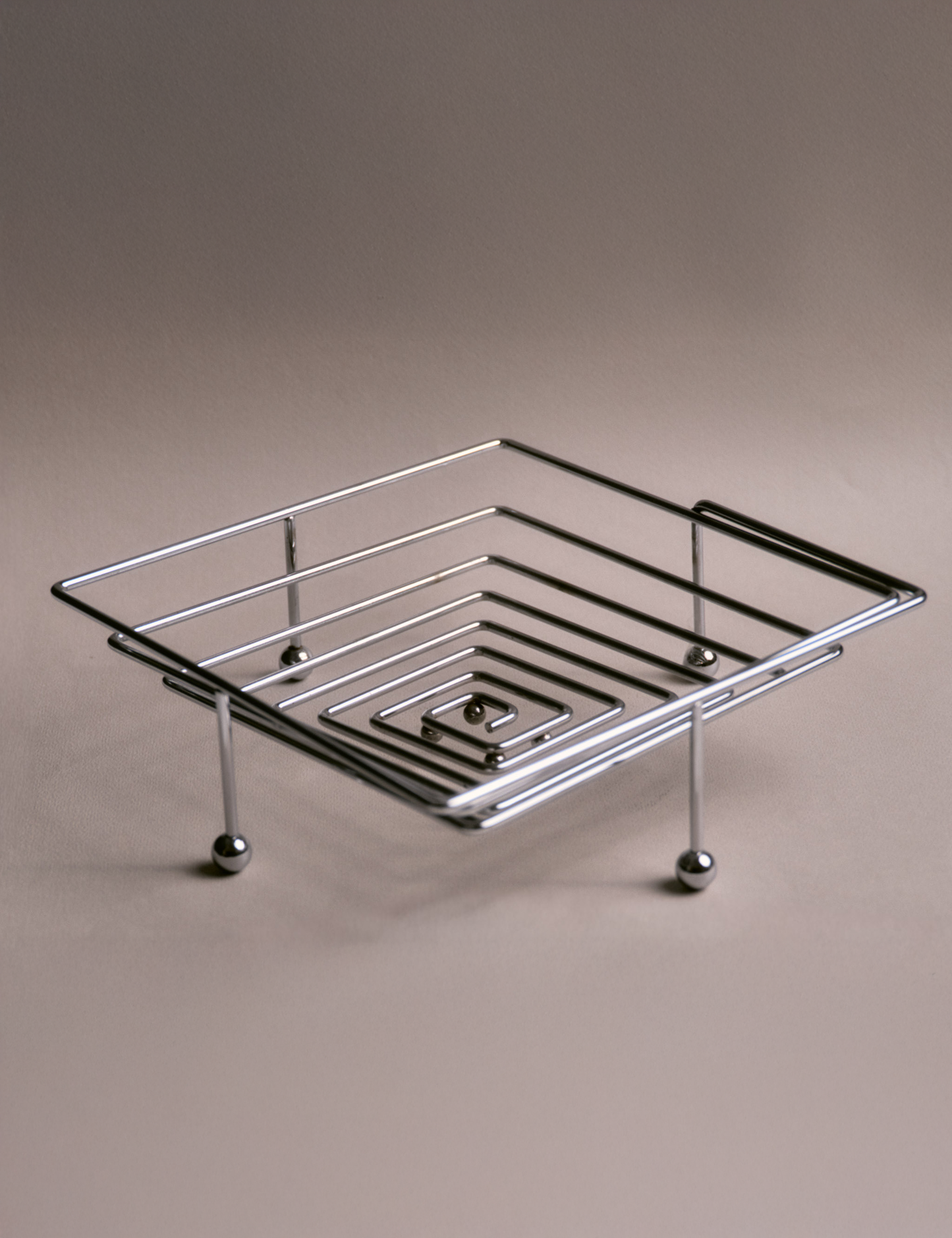 Coupe à fruits en acier inoxydable poli, au design géométrique et aérien typique de l’esthétique Space Age des années 1970. Très bon état.