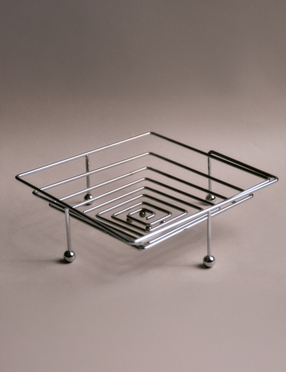 Coupe à fruits en acier inoxydable poli, au design géométrique et aérien typique de l’esthétique Space Age des années 1970. Très bon état.