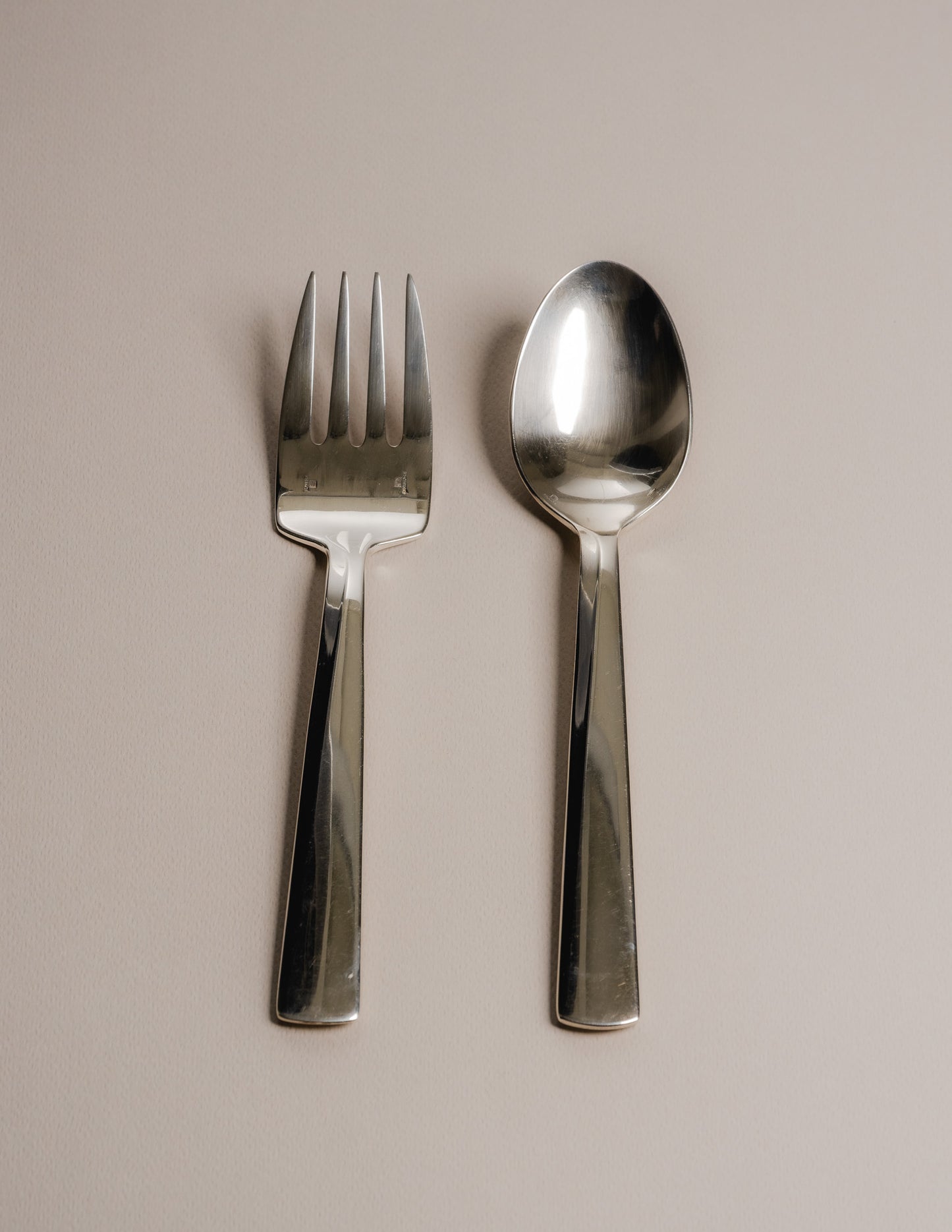 Paire de couverts de service à ragoût en métal argenté, éditée par Christofle dans les années 1980. Chaque pièce porte le poinçon de la maison, garantissant son authenticité. Bel état général, avec légères traces d’usage.