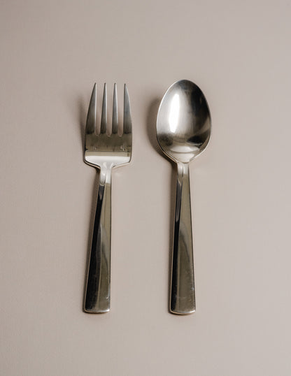 Paire de couverts de service à ragoût en métal argenté, éditée par Christofle dans les années 1980. Chaque pièce porte le poinçon de la maison, garantissant son authenticité. Bel état général, avec légères traces d’usage.