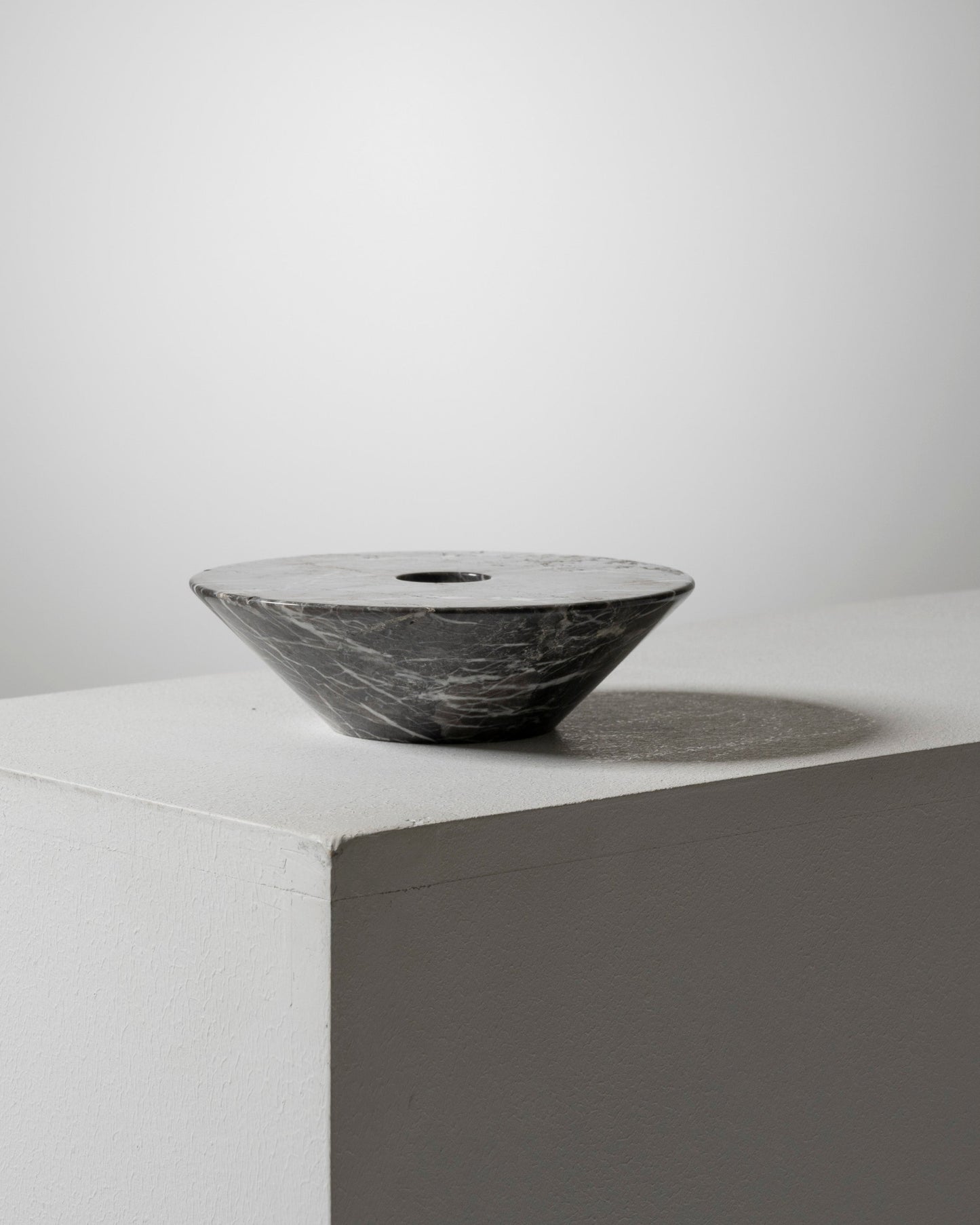 BOUGEOIR EN MARBRE GRIS