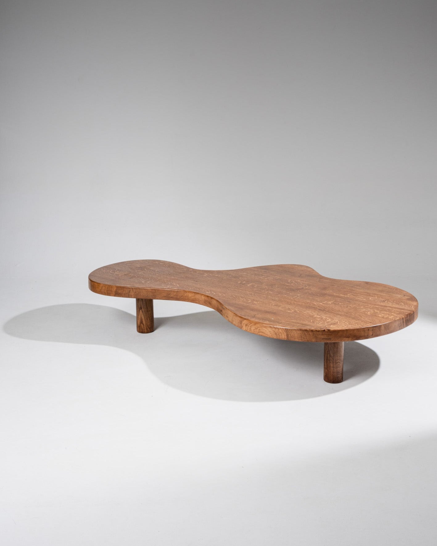 TABLE BASSE EN CHÊNE DE FORME LIBRE