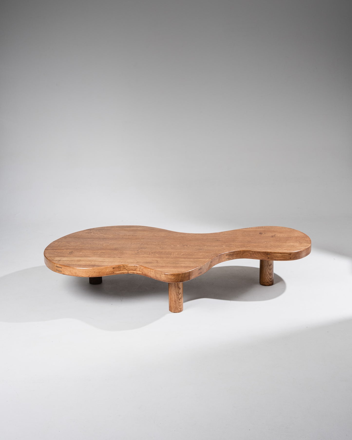 TABLE BASSE EN CHÊNE DE FORME LIBRE