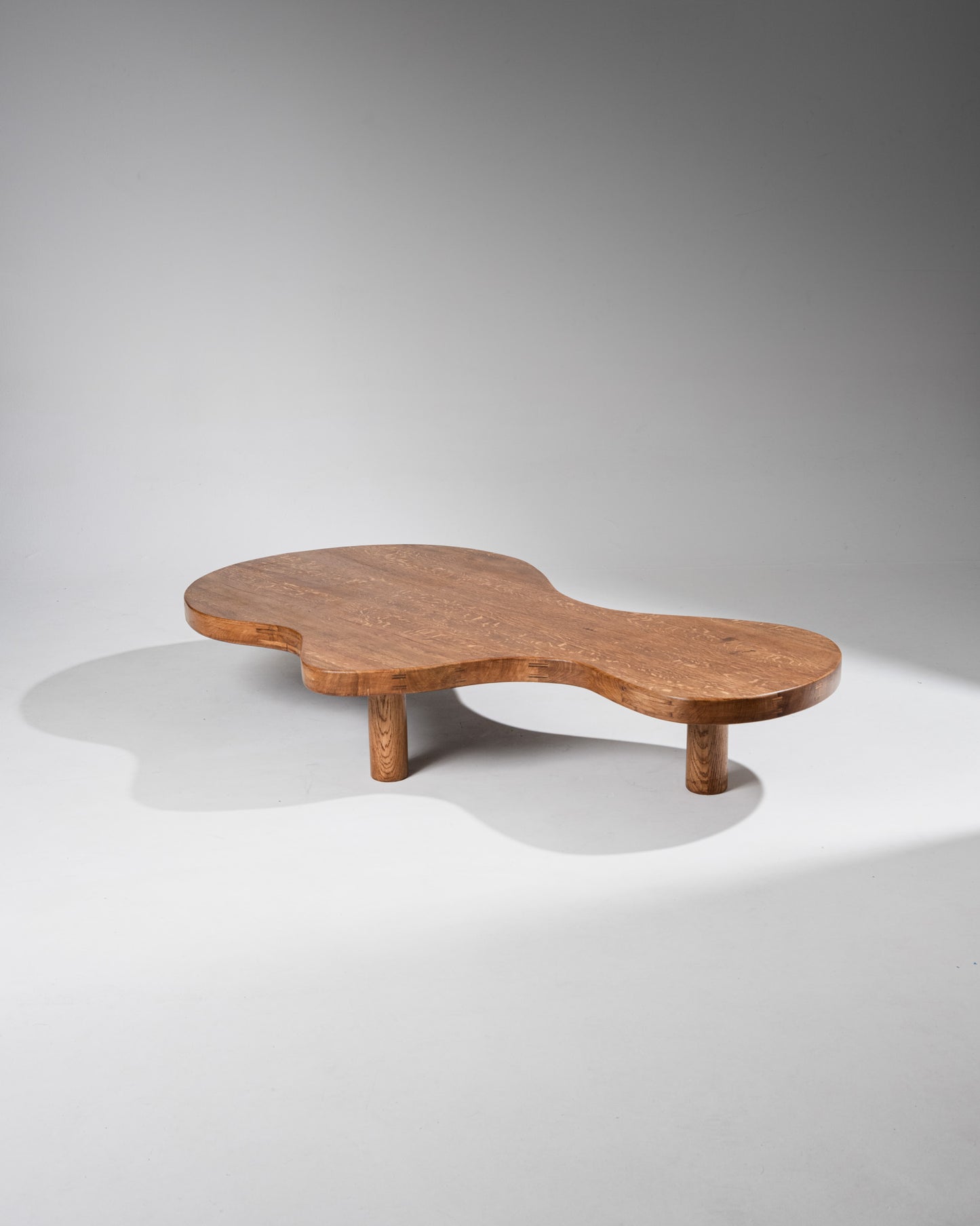 TABLE BASSE EN CHÊNE DE FORME LIBRE