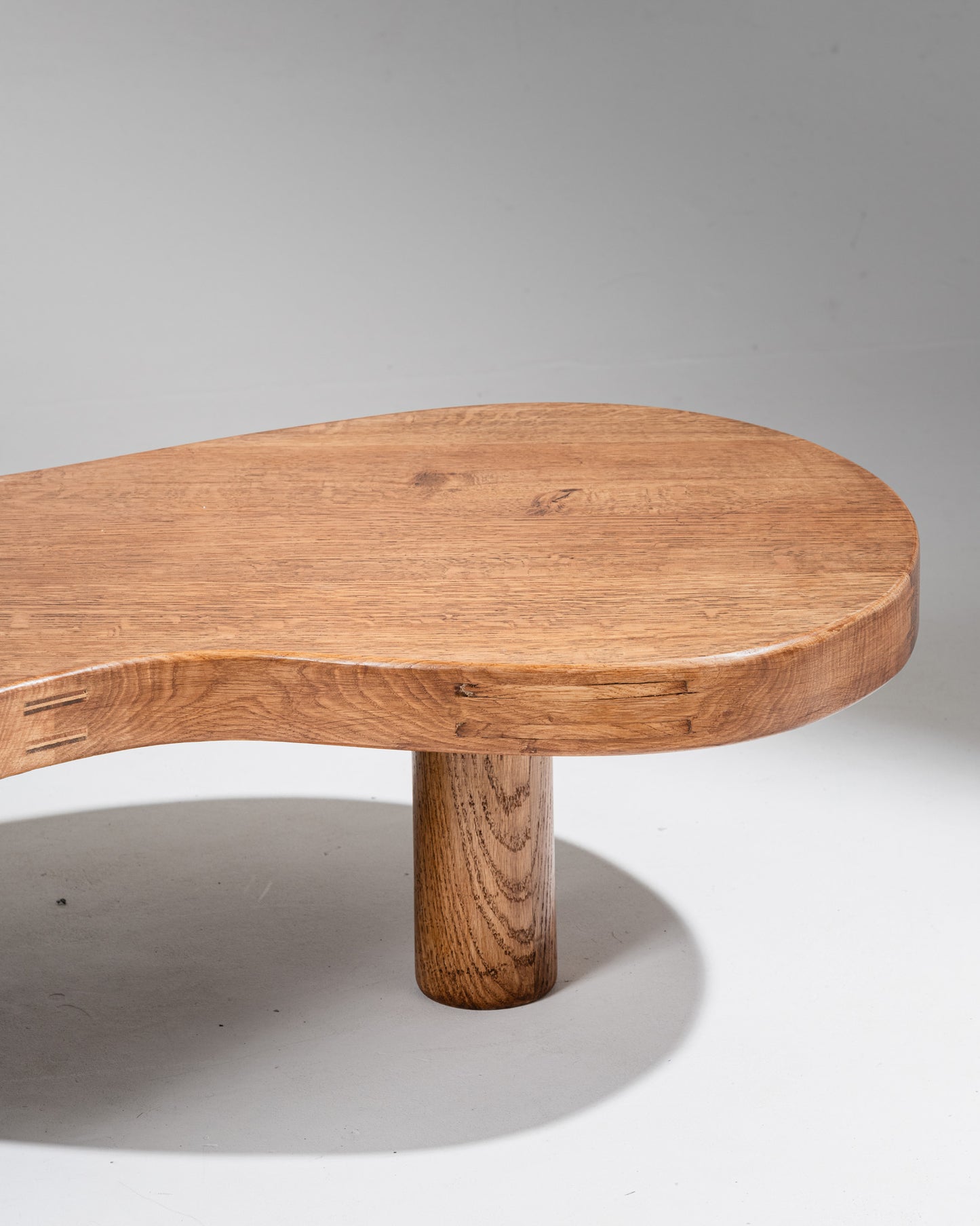 TABLE BASSE EN CHÊNE DE FORME LIBRE