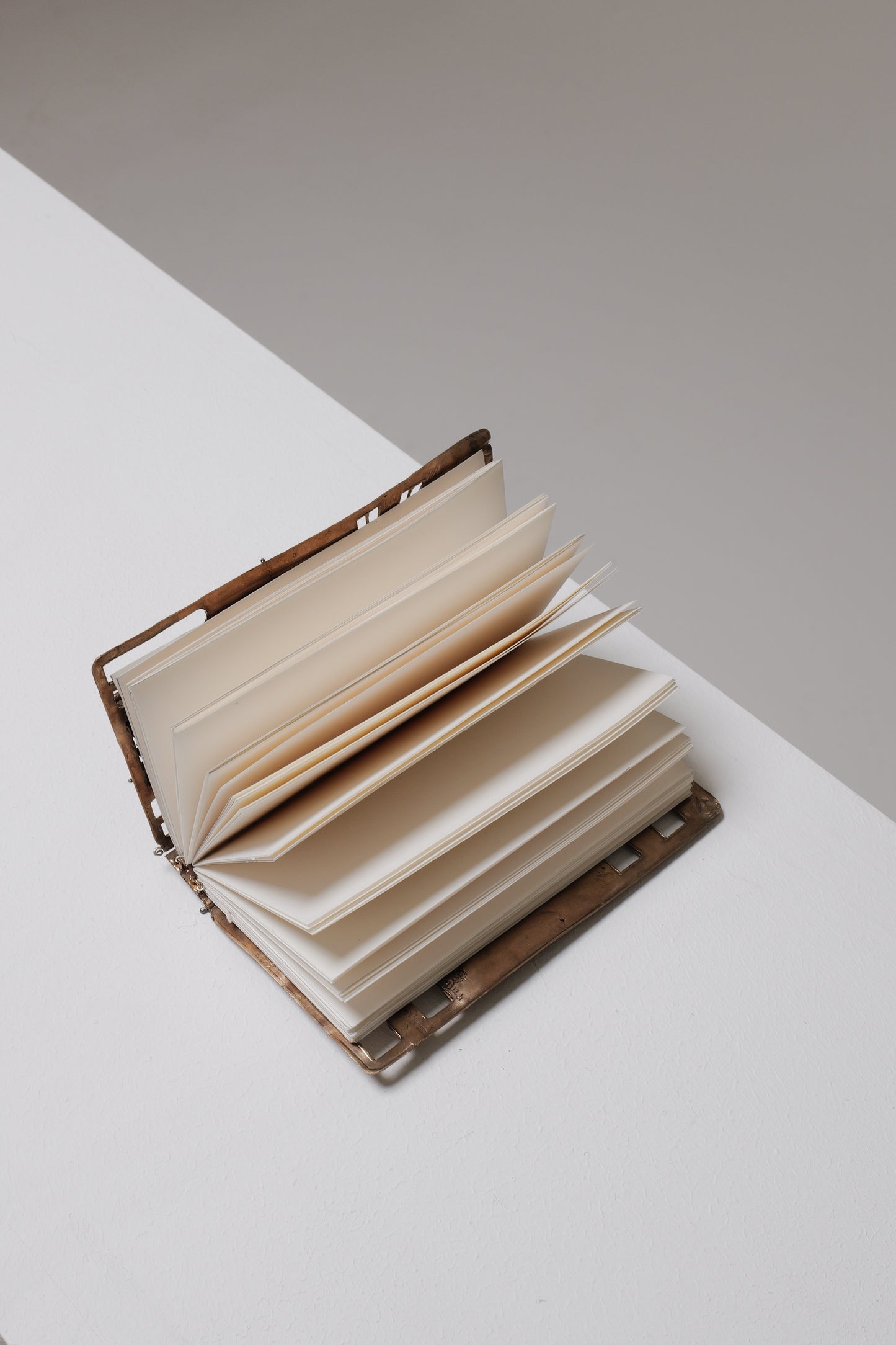 LARGE NOTEBOOK WITH REMOVABLE ELEMENTS