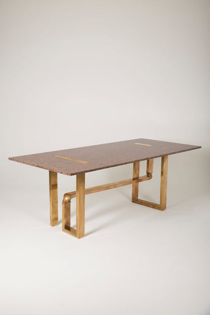 Table à manger en granit rose et laiton du designer Alfrefo Freda pour Cittone Oggi, années 1960. Le plateau est en granit rose. Le piètement est en laiton. Cette table est signée sur le piètement. Très bon état.