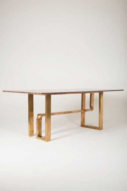 Table à manger en granit rose et laiton du designer Alfrefo Freda pour Cittone Oggi, années 1960. Le plateau est en granit rose. Le piètement est en laiton. Cette table est signée sur le piètement. Très bon état.