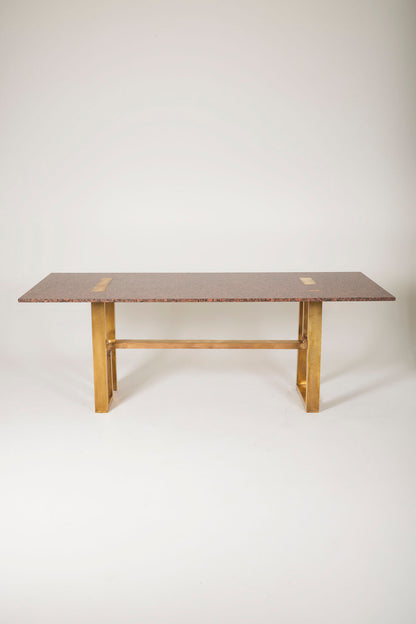 Table à manger en granit rose et laiton du designer Alfrefo Freda pour Cittone Oggi, années 1960. Le plateau est en granit rose. Le piètement est en laiton. Cette table est signée sur le piètement. Très bon état.