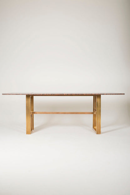 Table à manger en granit rose et laiton du designer Alfrefo Freda pour Cittone Oggi, années 1960. Le plateau est en granit rose. Le piètement est en laiton. Cette table est signée sur le piètement. Très bon état.