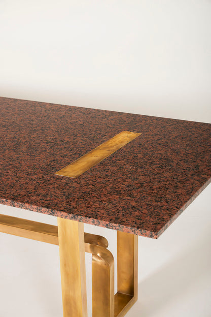 Table à manger en granit rose et laiton du designer Alfrefo Freda pour Cittone Oggi, années 1960. Le plateau est en granit rose. Le piètement est en laiton. Cette table est signée sur le piètement. Très bon état.