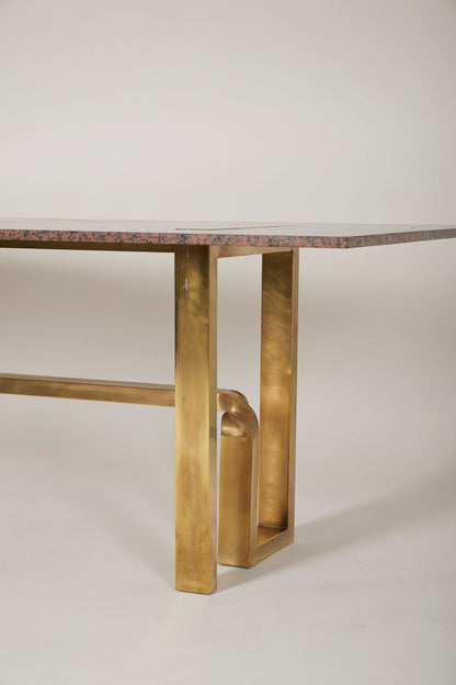 Table à manger en granit rose et laiton du designer Alfrefo Freda pour Cittone Oggi, années 1960. Le plateau est en granit rose. Le piètement est en laiton. Cette table est signée sur le piètement. Très bon état.