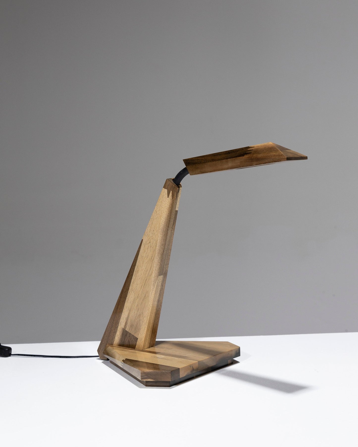 LAMPE DE BUREAU ARTICULÉE EN IROKO