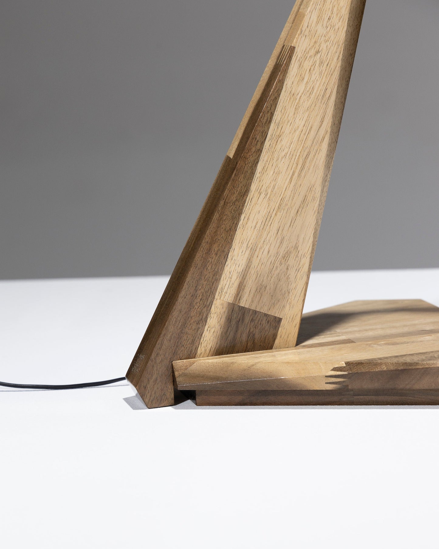 LAMPE DE BUREAU ARTICULÉE EN IROKO