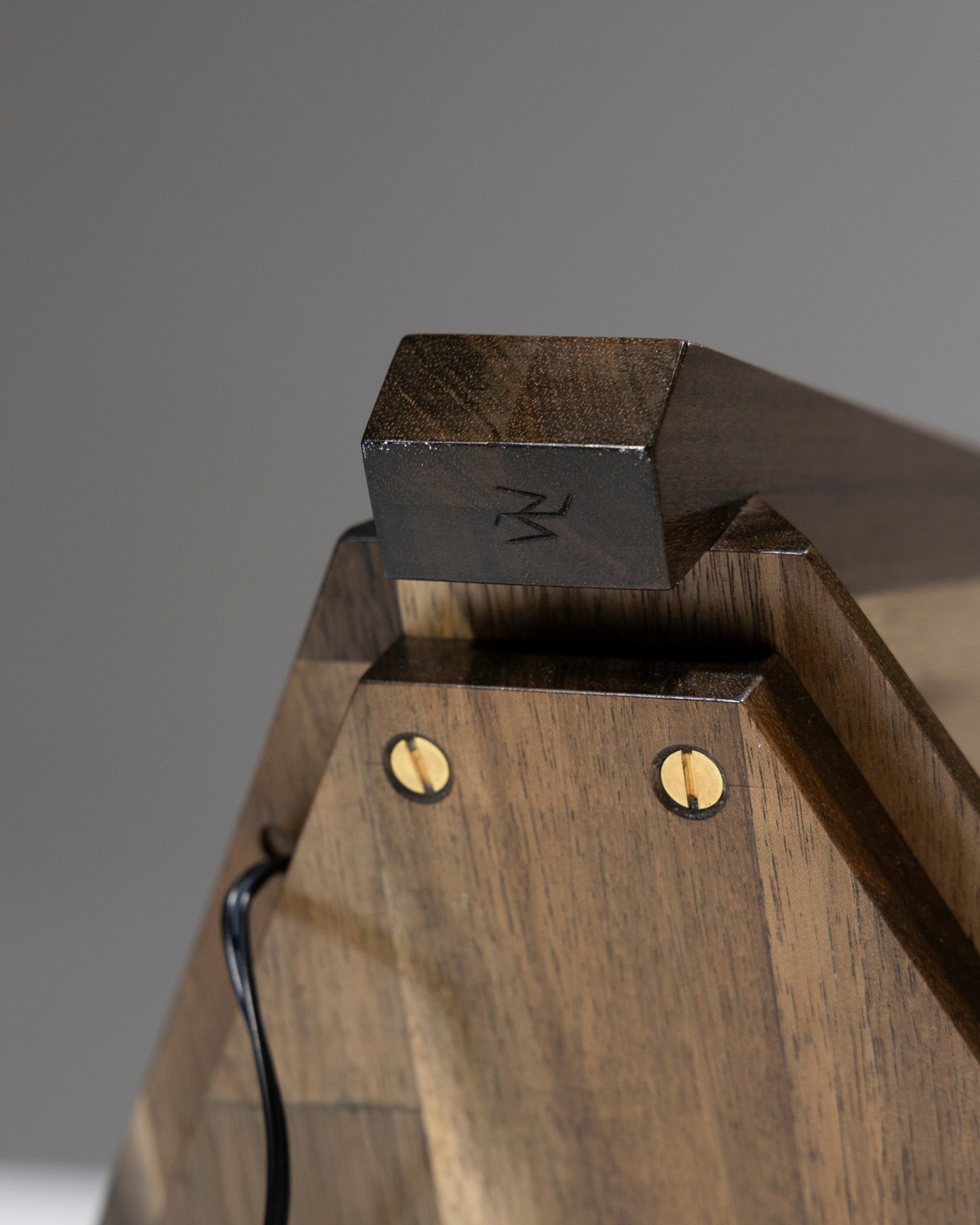 LAMPE DE BUREAU ARTICULÉE EN IROKO