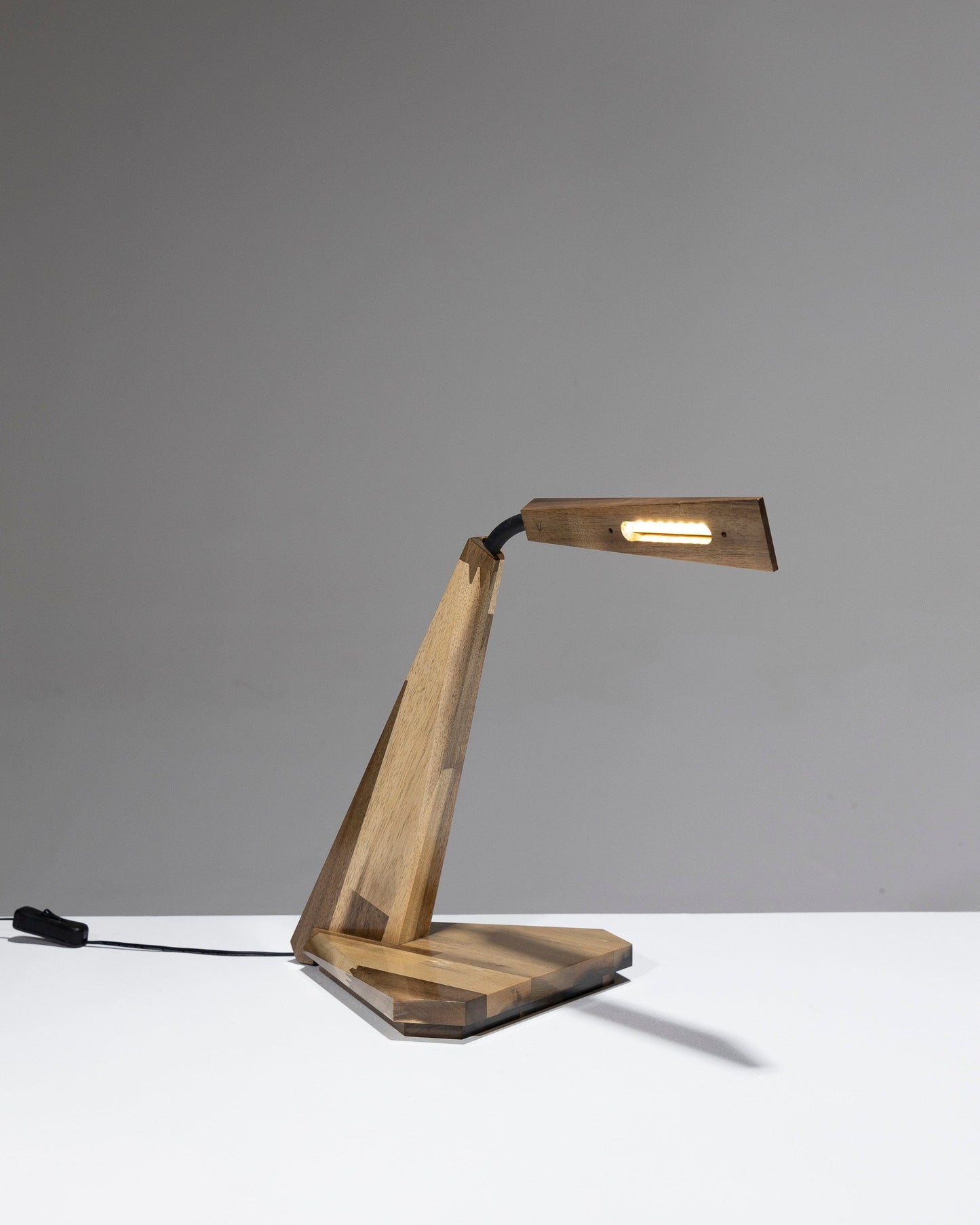 LAMPE DE BUREAU ARTICULÉE EN IROKO