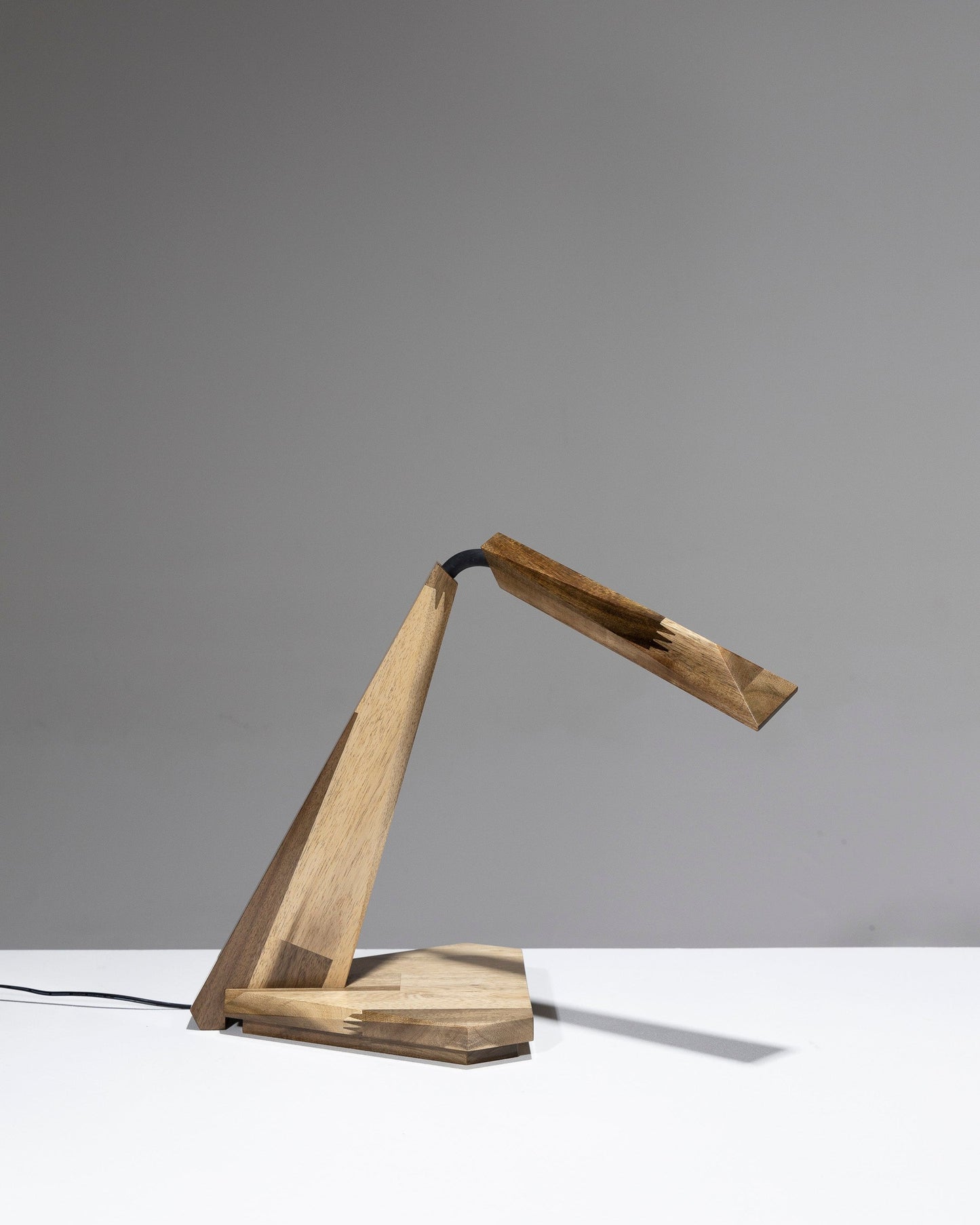 LAMPE DE BUREAU ARTICULÉE EN IROKO