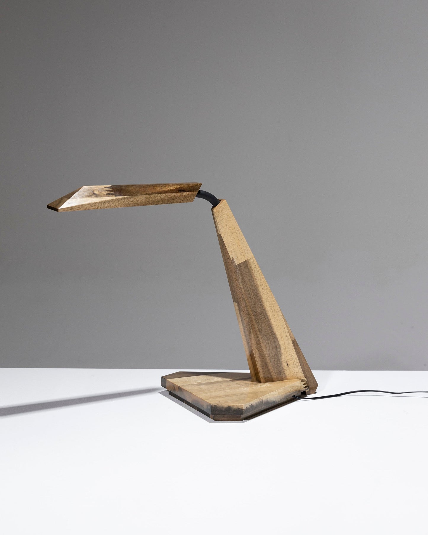 LAMPE DE BUREAU ARTICULÉE EN IROKO