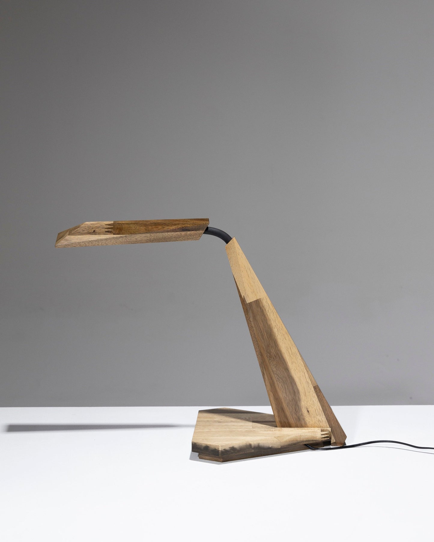 LAMPE DE BUREAU ARTICULÉE EN IROKO