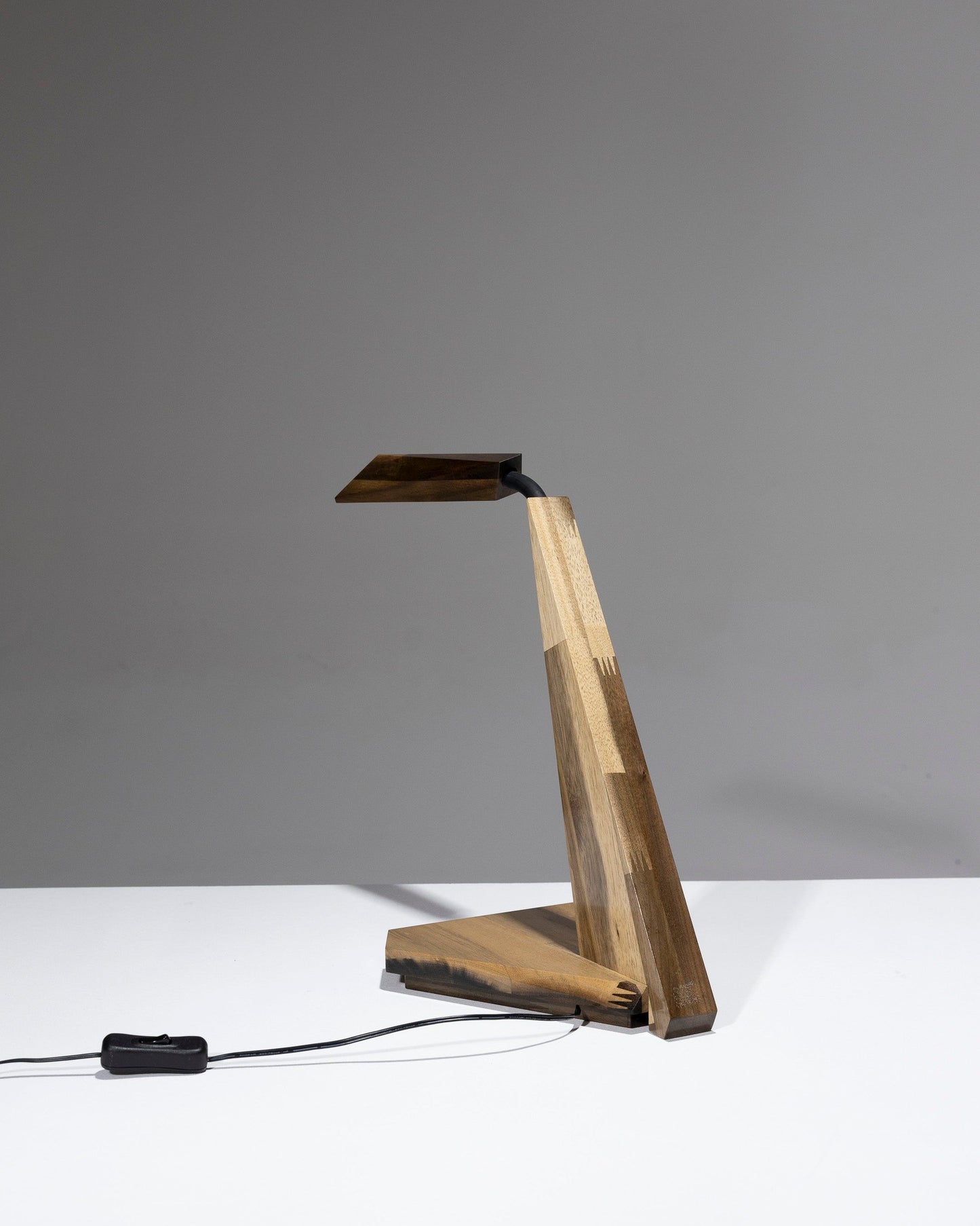 LAMPE DE BUREAU ARTICULÉE EN IROKO