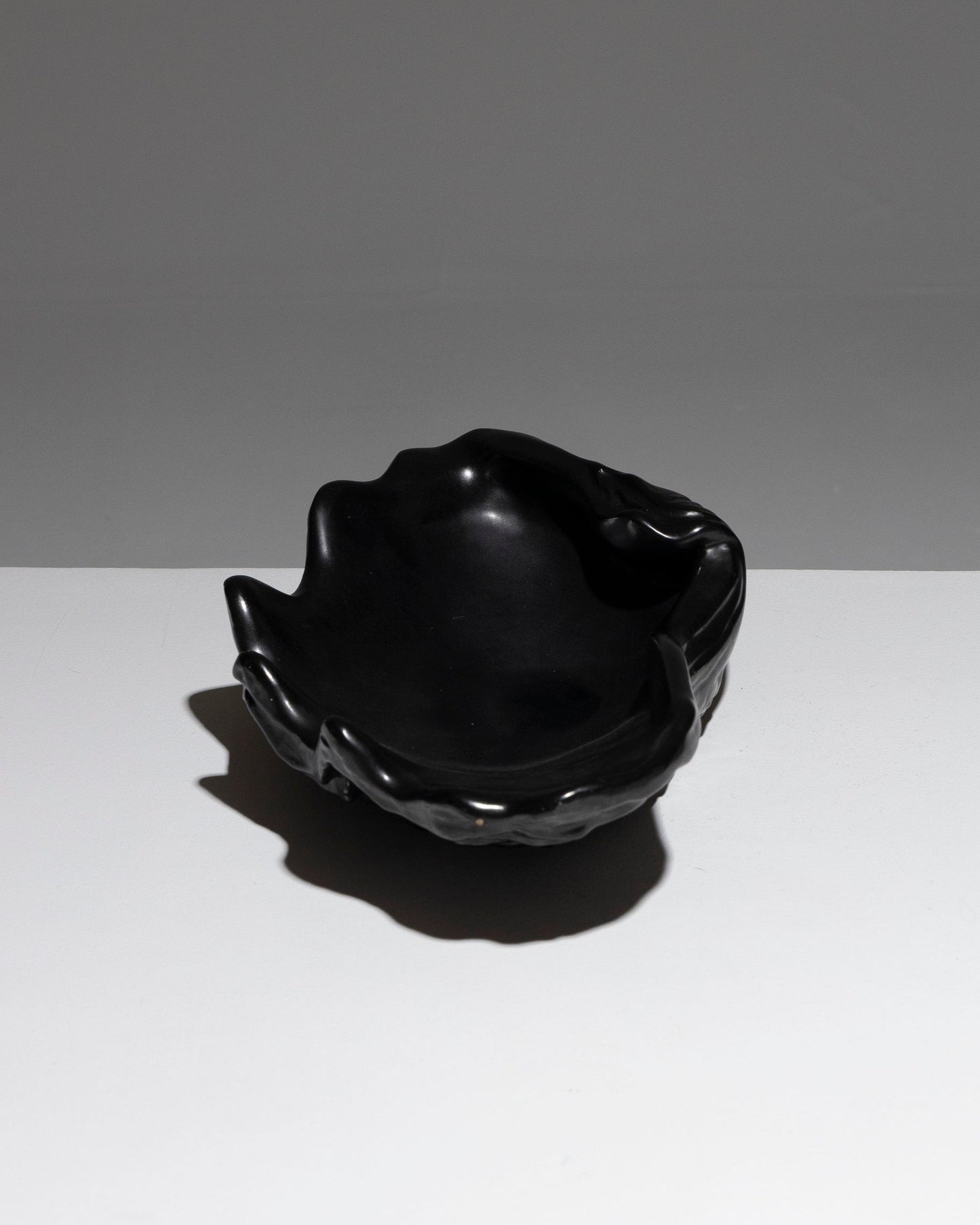 GRANDE COUPE "HUÎTRE" EN POTERIE ÉMAILLÉE NOIRE, 1950s