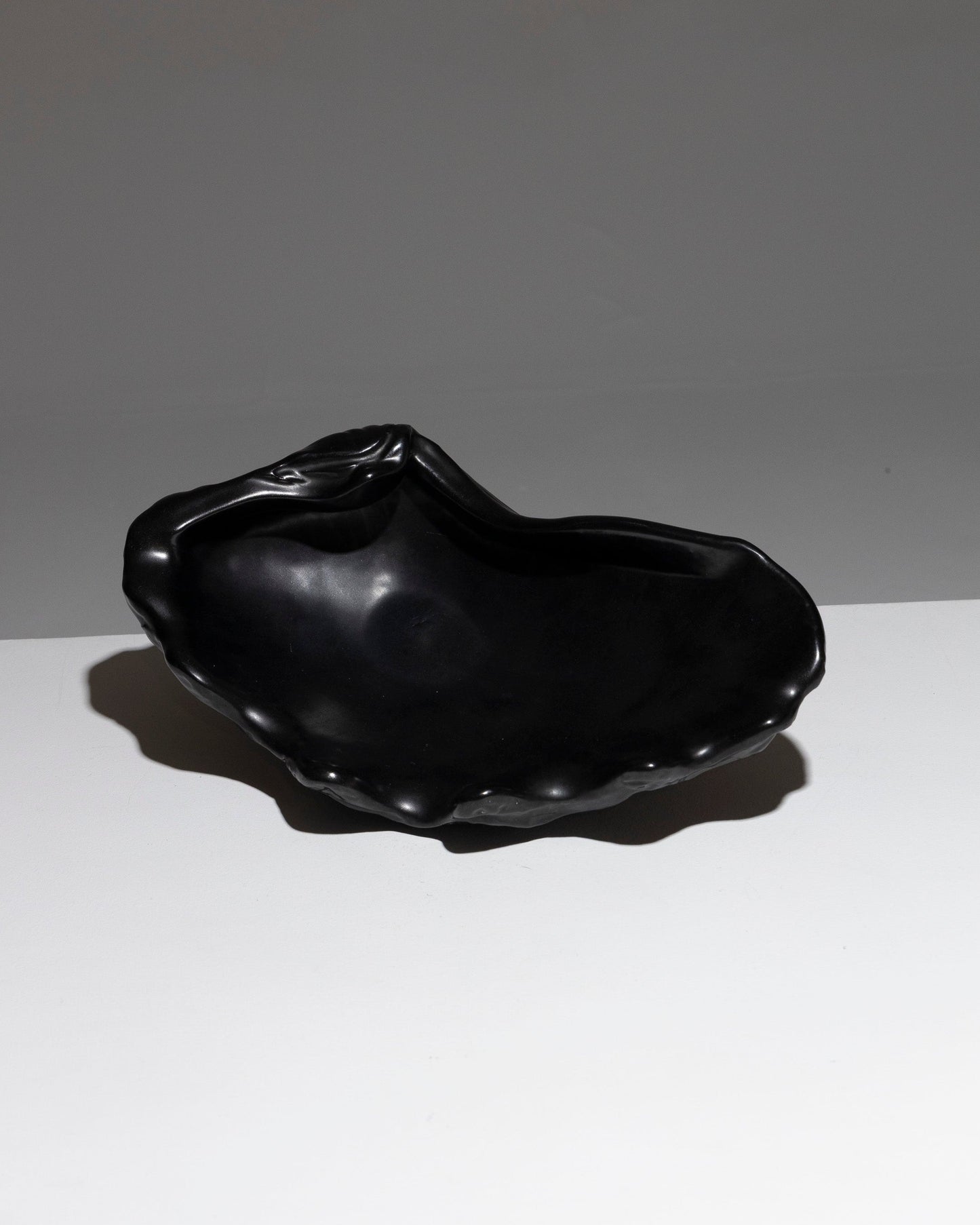 GRANDE COUPE "HUÎTRE" EN POTERIE ÉMAILLÉE NOIRE, 1950s