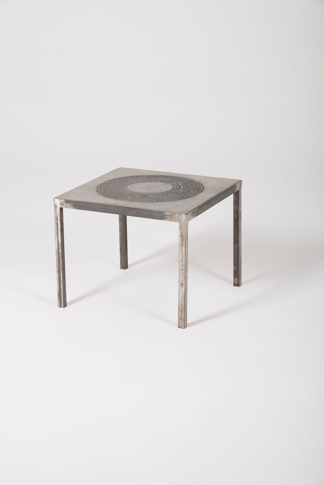 Paire de tables d'appoint du designer Marc D'Haenens, années 1970. La structure est en métal et les plateaux sont en étain. Très bel état