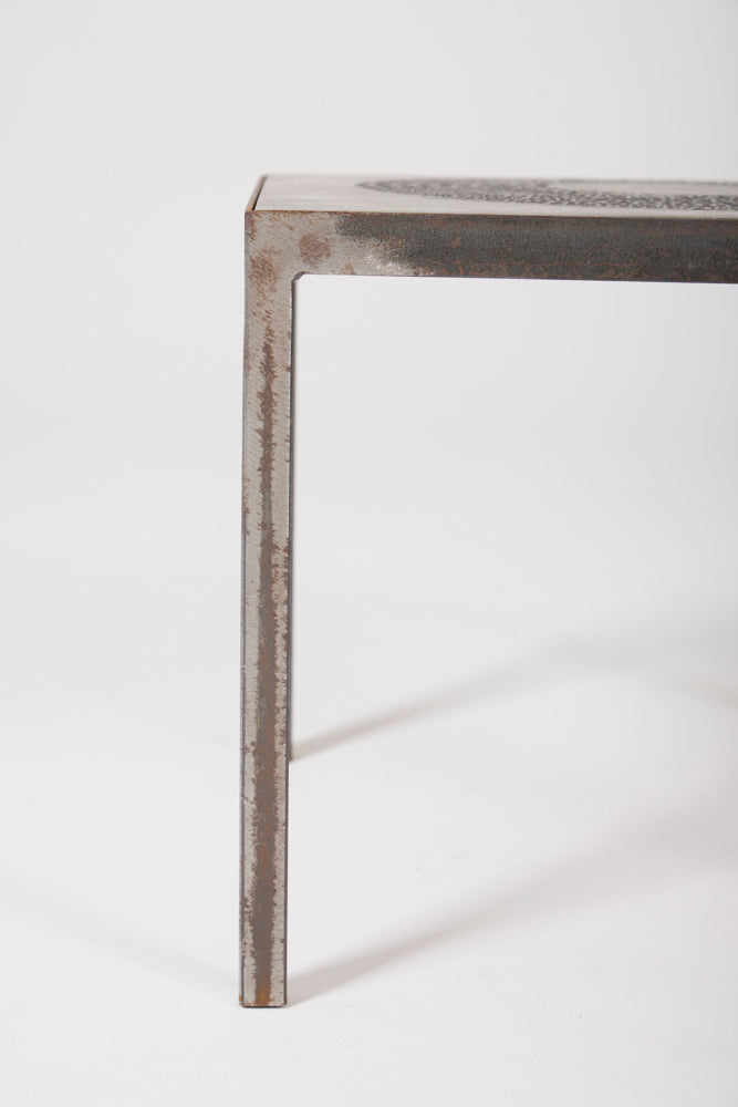 Paire de tables d'appoint du designer Marc D'Haenens, années 1970. La structure est en métal et les plateaux sont en étain. Très bel état
