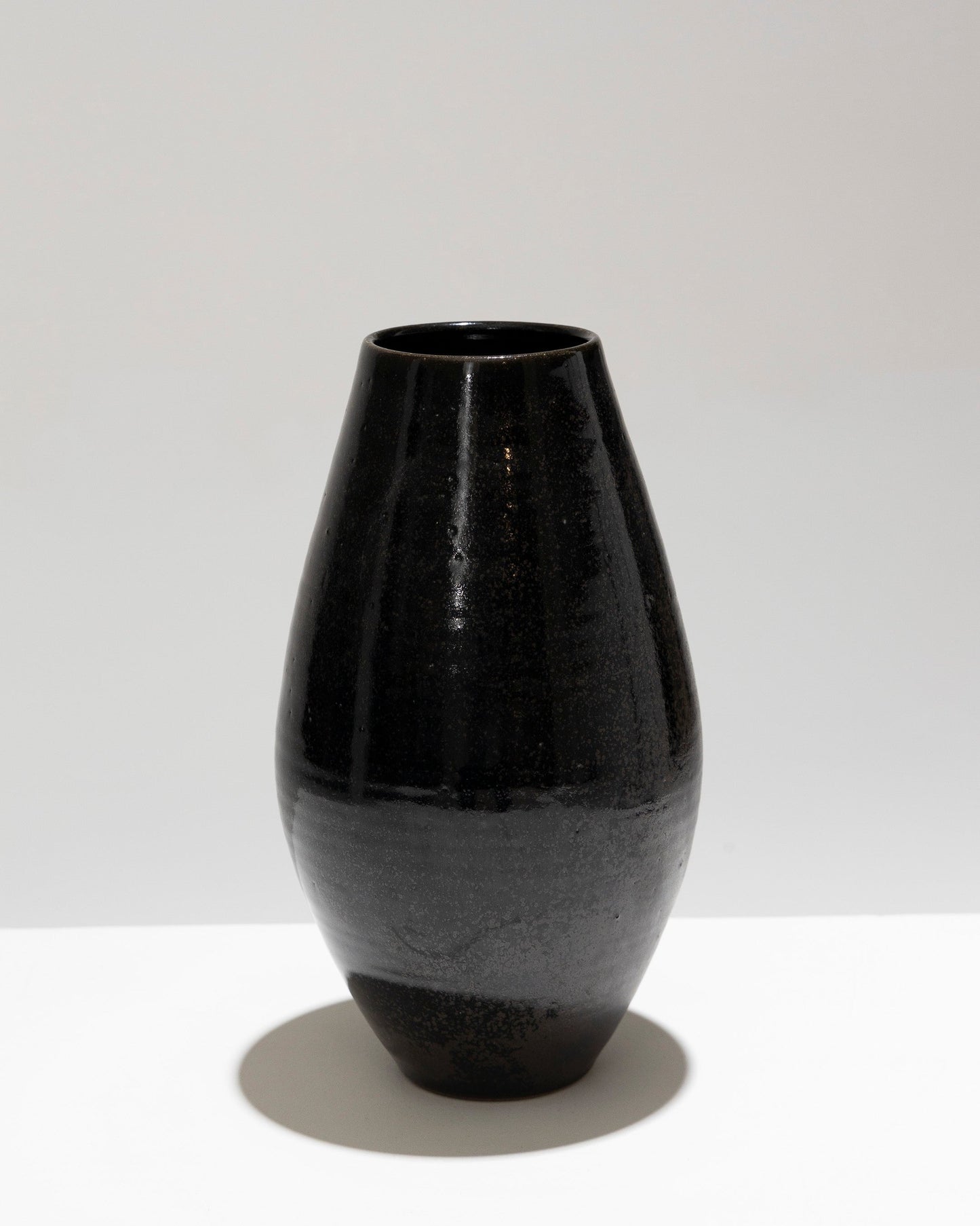 VASE OVOÏDE EN GRÈS NOIR, LUC ROLLAND, 1980s