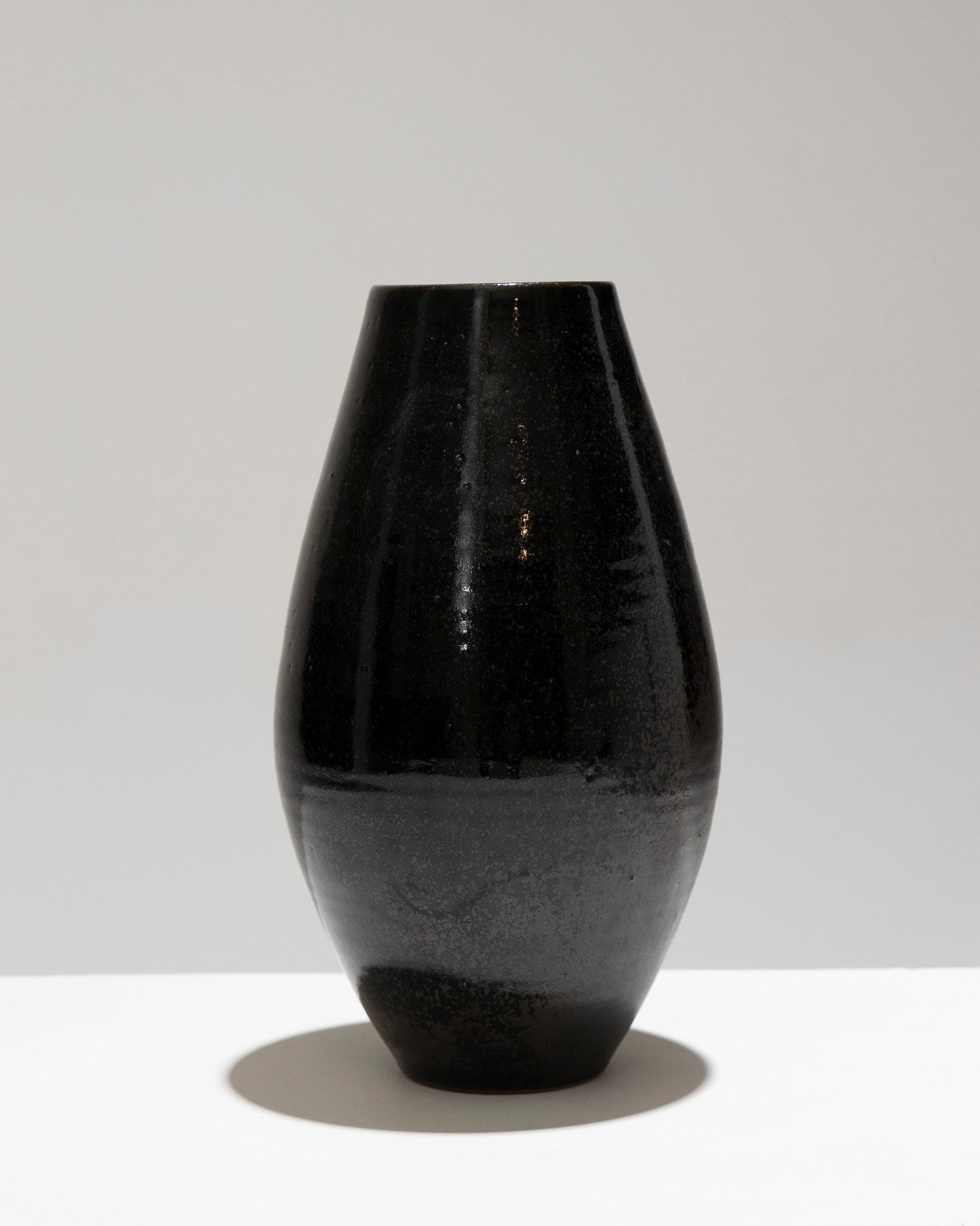 VASE OVOÏDE EN GRÈS NOIR, LUC ROLLAND, 1980s