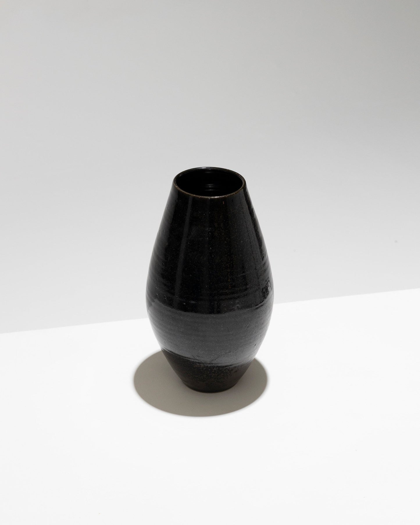 VASE OVOÏDE EN GRÈS NOIR, LUC ROLLAND, 1980s