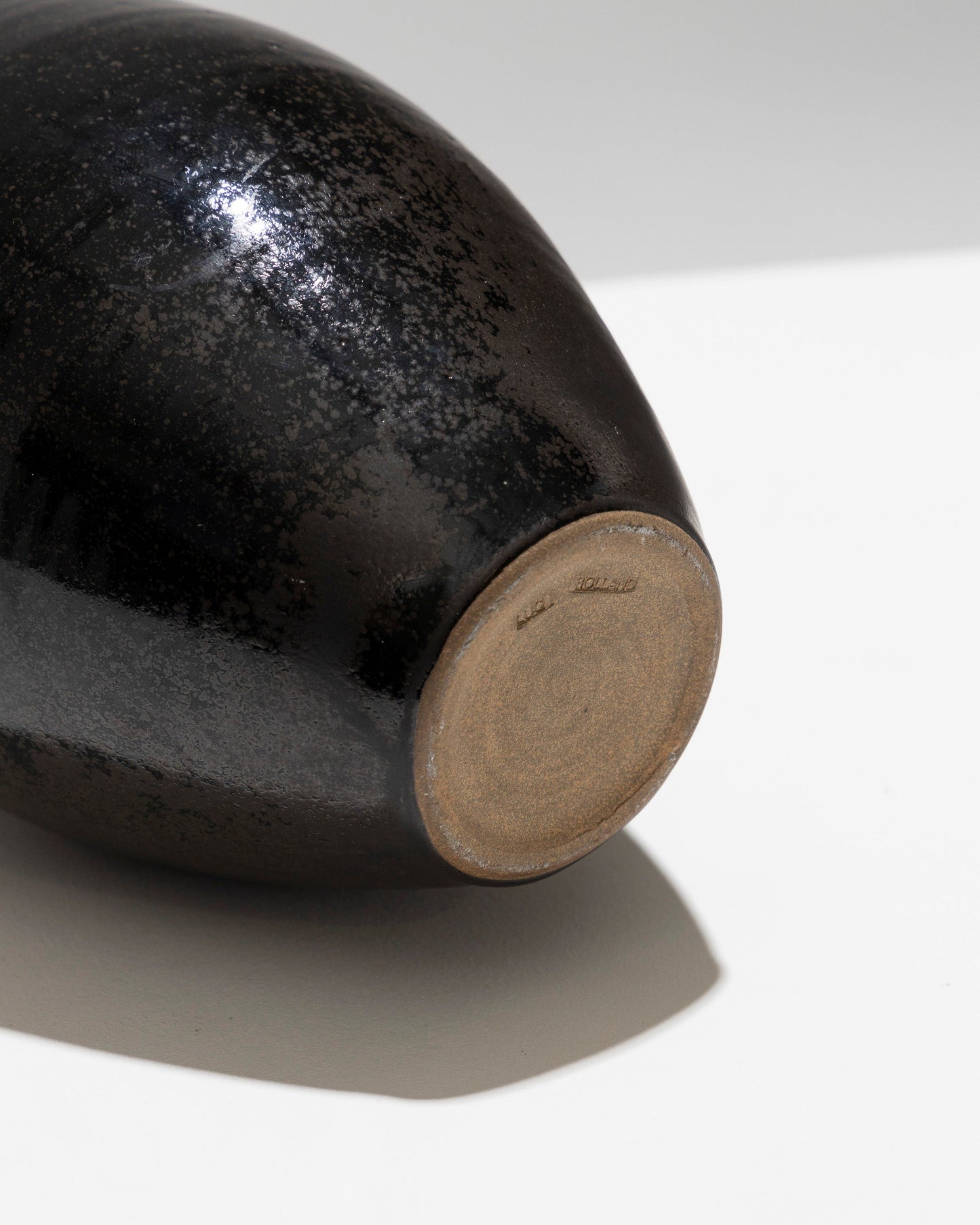 VASE OVOÏDE EN GRÈS NOIR, LUC ROLLAND, 1980s