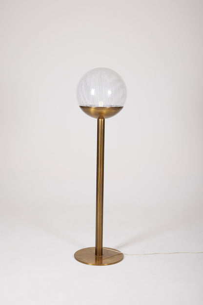 Lampadaire en laiton et verre du designer Paolo Venini (1895-1959), années 1960. La sphère en verre présente la technique hautement qualifiée de la "filigrana". Le piètement est en laiton. Paolo Venini (1895-1959) était un designer et entrepreneur italien connu pour ses importantes contributions au monde du verre artistique.