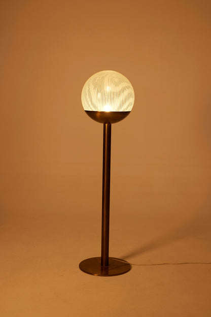 Lampadaire en laiton et verre du designer Paolo Venini (1895-1959), années 1960. La sphère en verre présente la technique hautement qualifiée de la "filigrana". Le piètement est en laiton. Paolo Venini (1895-1959) était un designer et entrepreneur italien connu pour ses importantes contributions au monde du verre artistique.