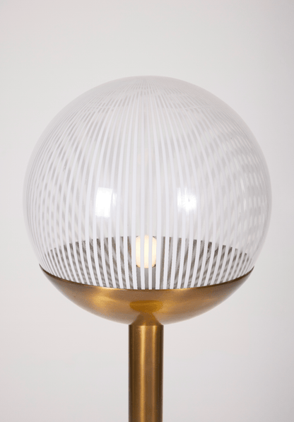 Lampadaire en laiton et verre du designer Paolo Venini (1895-1959), années 1960. La sphère en verre présente la technique hautement qualifiée de la "filigrana". Le piètement est en laiton. Paolo Venini (1895-1959) était un designer et entrepreneur italien connu pour ses importantes contributions au monde du verre artistique.